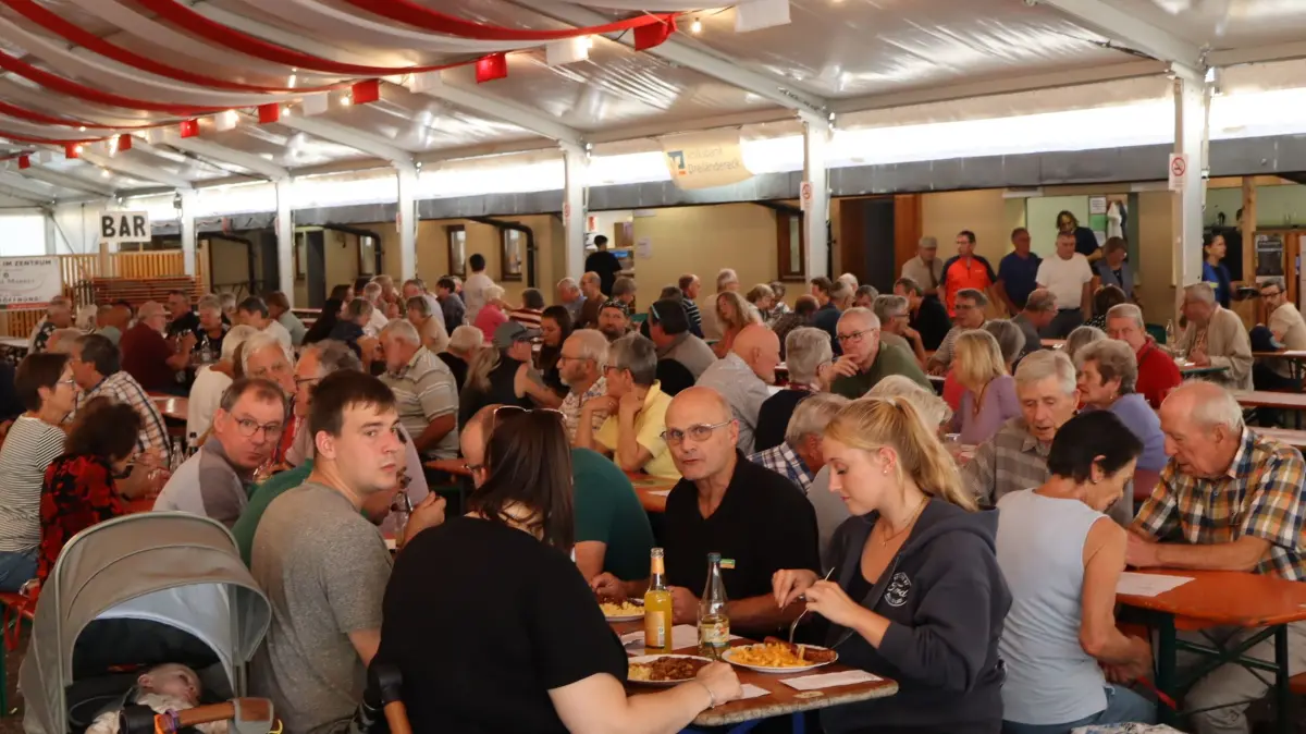 Das Handwerkeressen am Freitagmittag kommt bei den Gästen des Winzerfestes besonders gut an.