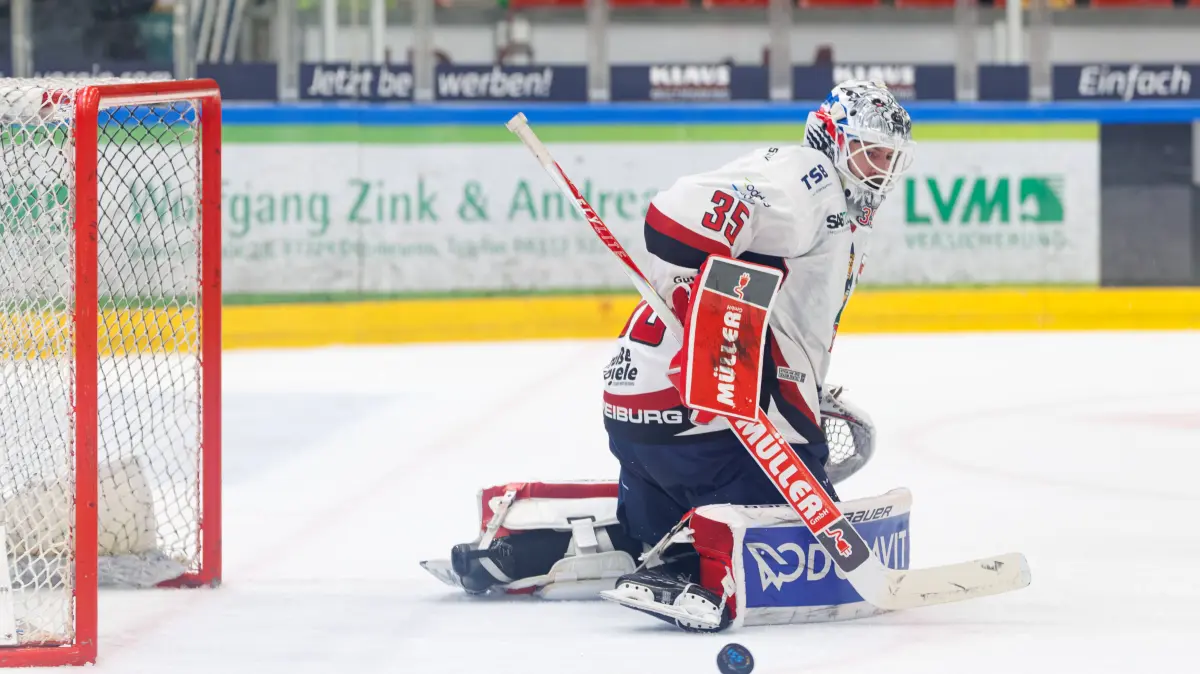 Eishockey, Herren, DEL2, ECDC Memmingen Indians vs. EHC Freiburg : Olafr Schmidt (35, EHC Freiburg): Olafr Schmidt 35, EHC Freiburg beim Spiel zwischen ECDC Memmingen Indians v EHC Freiburg, Eishockey, Herren, DEL2, 2026/2027, 3.Spieltag am 25.09.2026 in Memmingen, Kutter Arena. Bayern Deutschland *** Olafr Schmidt, 35, EHC Freiburg, during the game between the ECDC Memmingen Indians and EHC Freiburg, ice hockey, men s, DEL2, 20262027, Matchday 3 on September 25, 2026, in Memmingen, Kutter Arena, Bavaria, Germany