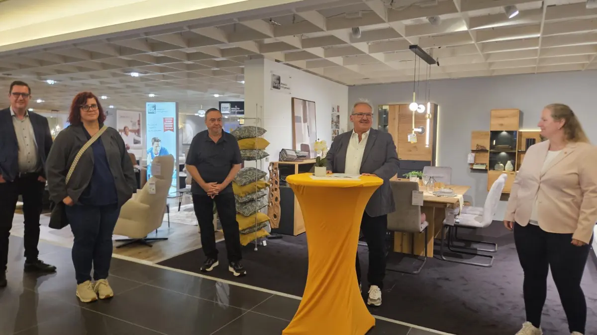 Mit einem Stehempfang wurde die Leistungs- und Gewerbeschau eröffnet. Von links: Wirtschaftsförderer Michael Meier, Citimanagerin Sara Gempp, Frank Sattler (Gewerbeverein), Holger Wick (Sprecher IG Schildgasse) und Bürgermeisterin Kristin Fuchs.