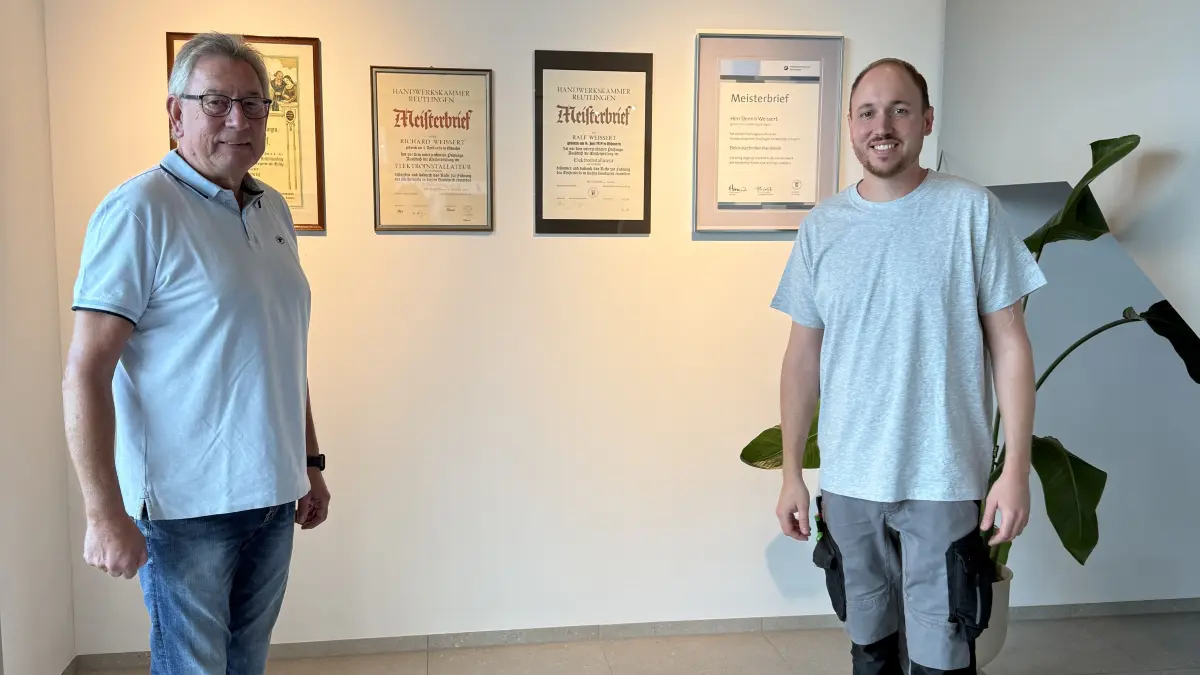 Meisterbriefe von vier Generationen an der Wand hinter Ralf Weissert (links) und Dennis Weissert repräsentieren die langjährige Firmengeschichte.