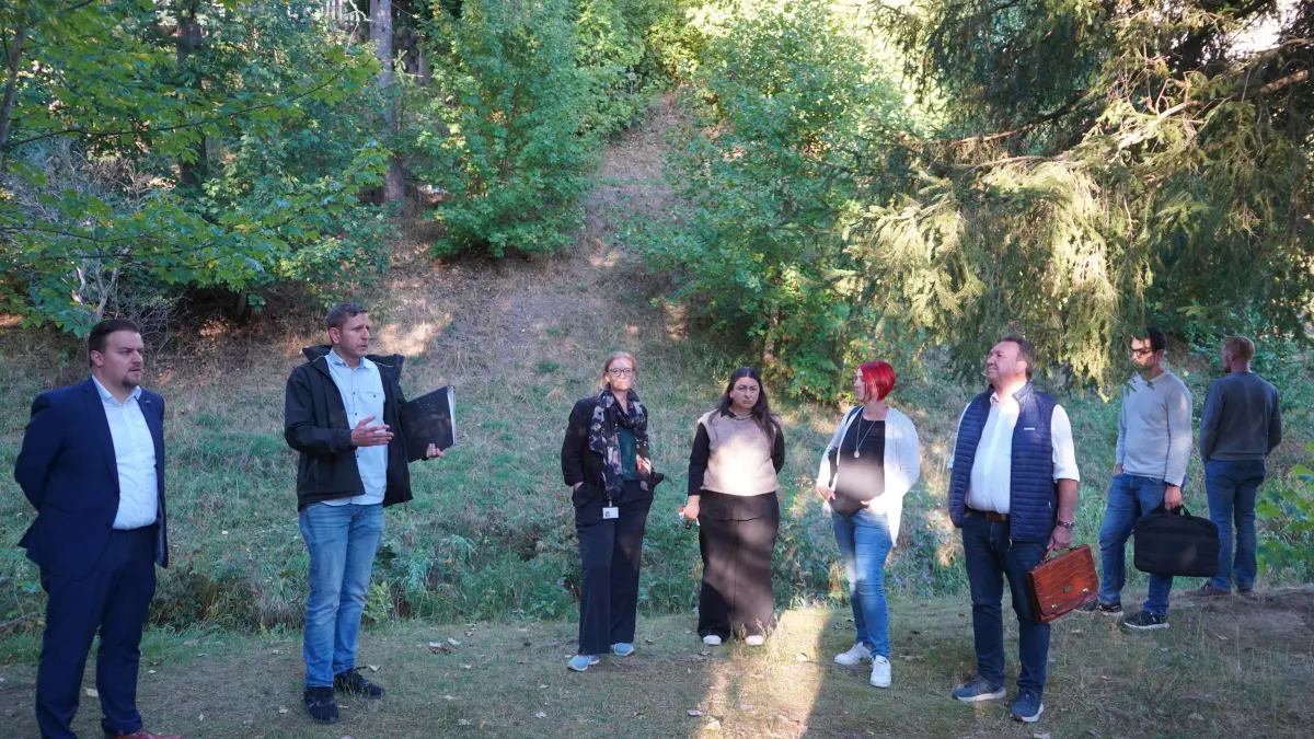 Bei einem Vorort-Termin des Gemeinderates wurde die geplante Renaturierung der Breg im Stadtgarten vorgestellt. Durch die Abflachung der Ufer wird die junge Furtwanger Donau wieder mehr in den Blick geraten. Zur Aufwertung vom künftigen Stadtpark ist außerdem hier ein direkter Zugang zum Gewässer geplant.
