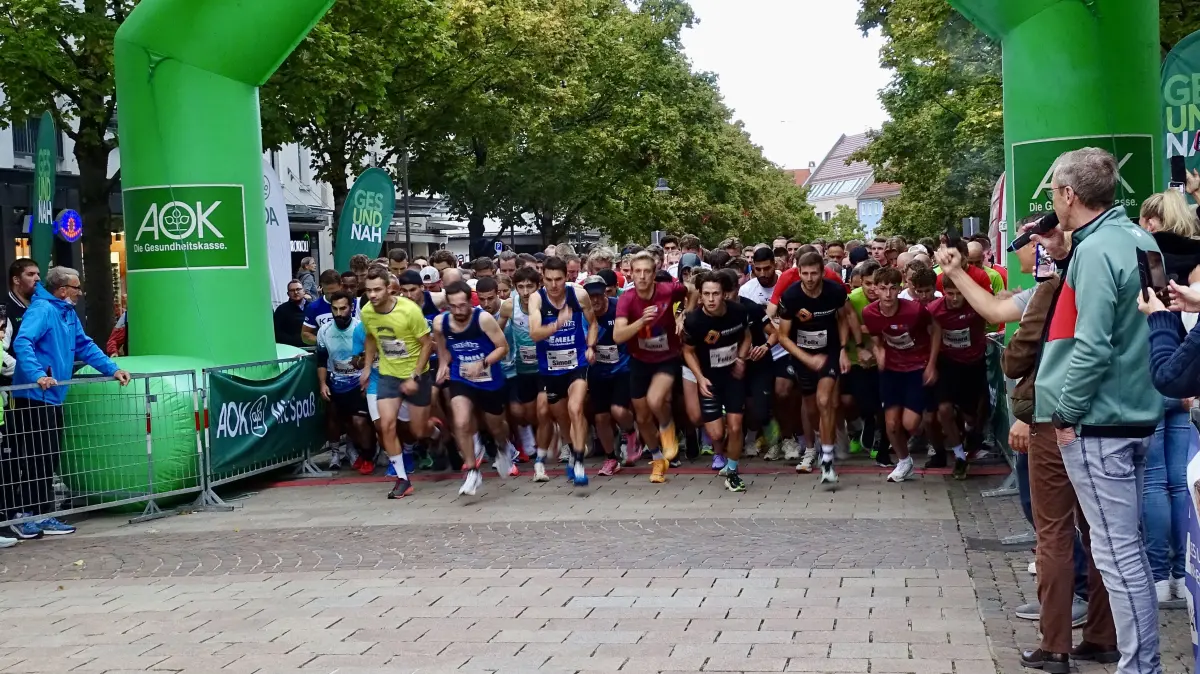 Start zum 17. AOK-Firmenlauf in Balingen: Ein gewaltiger Tross setzt sich auf dem Marktplatz in Bewegung.