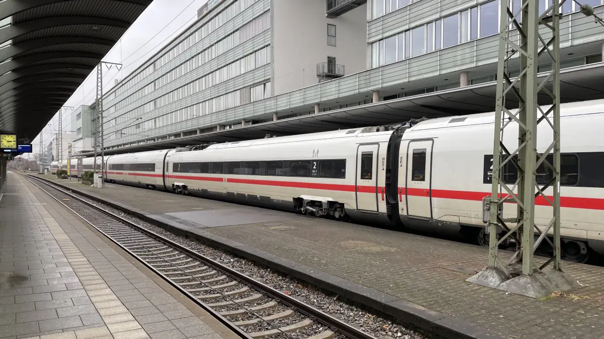 Zahlreiche ICE-Verbindungen enden am 3. und 4. Oktober in Freiburg.