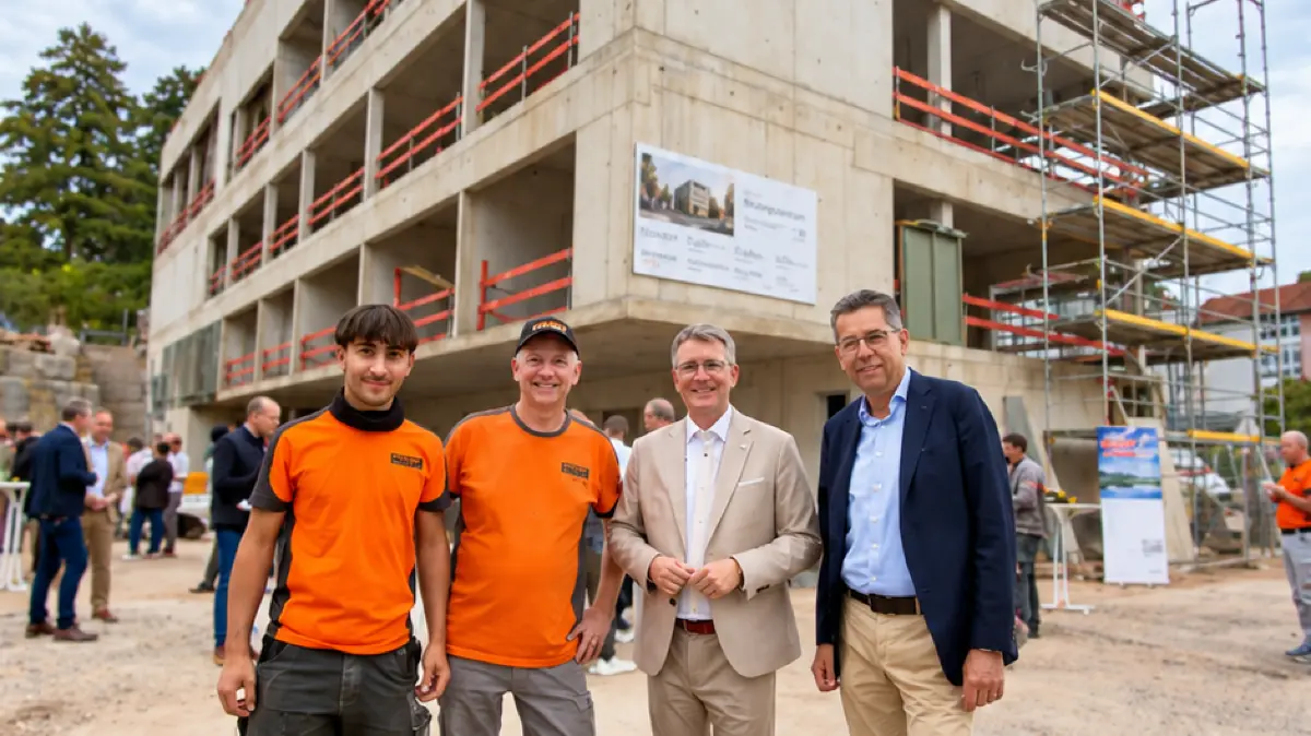 Freude beim Richtfest: Landrat Thorsten Erny (Zweiter von rechts) mit Simon Rosenberger (von links), Thomas Wahl und Volker Lüdke von Moser Bau.