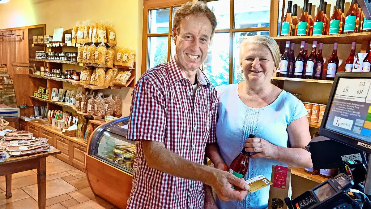 Martin und Brigitte Müllerleile haben die Möglichkeit geschaffen, dass Kunden ihren Hofladen betreten und dort einkaufen können, auch wenn kein Personal vor Ort ist.