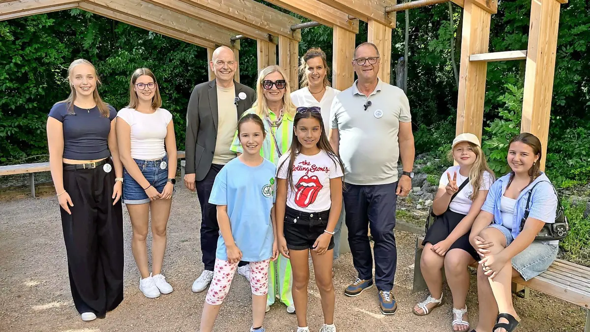 Freuen sich über das Grüne Klassenzimmer des Gymnasiums am Deutenberg in Schwenningen: Schülerinnen der Kursstufe und Klasse 6 sowie (von links) Schulleiter Zoran Josipovic, die ehemalige Vorsitzende des Freundeskreises Marion Haller-Maier, die aktuelle Vorsitzende Beate Siegle und Oberbürgermeister Jürgen Roth.