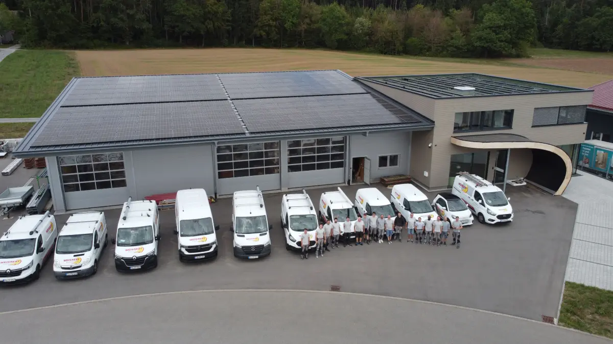 Das Team von Elektro Weissert freut sich über das neue Firmengebäude in Ebershardt.