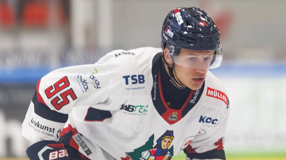 Eishockey, Herren, DEL2, ECDC Memmingen Indians vs. EHC Freiburg : Kilian Kühnhauser (95, EHC Freiburg): Kilian Kühnhauser 95, EHC Freiburg beim Spiel zwischen ECDC Memmingen Indians v EHC Freiburg, Eishockey, Herren, DEL2, 2026/2027, 3.Spieltag am 25.09.2026 in Memmingen, Kutter Arena. Bayern Deutschland *** Kilian Kühnhauser 95, EHC Freiburg, during the game between the ECDC Memmingen Indians and EHC Freiburg, ice hockey, men s, DEL2, 20262027, Matchday 3 on September 25, 2026, in Memmingen, Kutter Arena, Bavaria, Germany