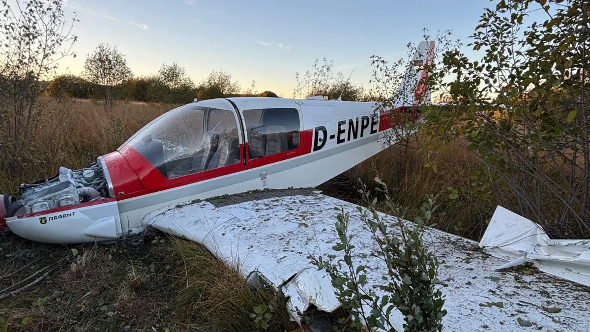 Am Flugplatz Winzeln ist am frühen Freitagabend ein Kleinflugzeug abgestürzt.