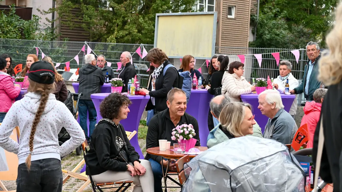 Kühle Erfrischungen, Liegestühle und Begegnungen: Der Sommerabend für Sternenkinder in Villingen fand trotz eher herbstlichem Ambiente großen Anklang.