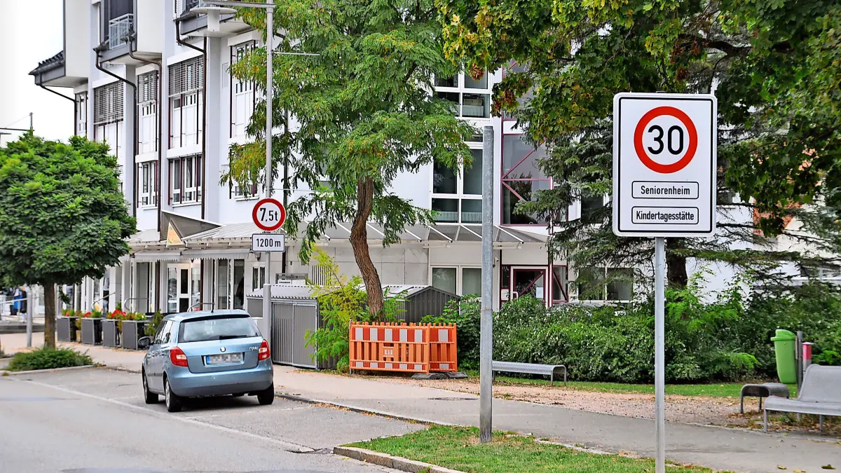 Die Stadt Blumberg und der Gemeinderat empfehlen die Einrichtung von Tempo-30-Zonen für sämtliche Seitenstraßen. Auf der Hauptstraße hat sich dieses Tempolimit bereits bewährt.