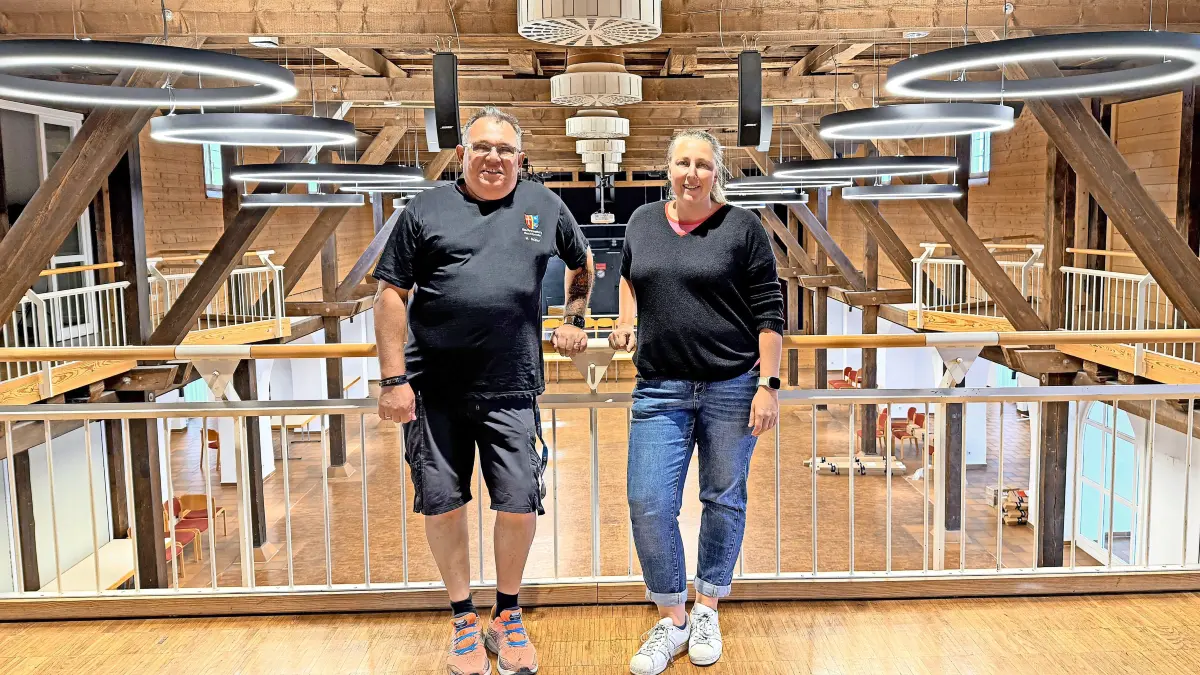 LED-Beleuchtung Haus des Bürgers 2026: Für Martin Müller, Hausmeister bei der Stadt, und die städtische Architektin Bärbel Gliese (rechts) stellt die neue Beleuchtung einen großen Mehrwert für das Haus des Bürgers dar - sowohl optisch als auch aus technischer Sicht.