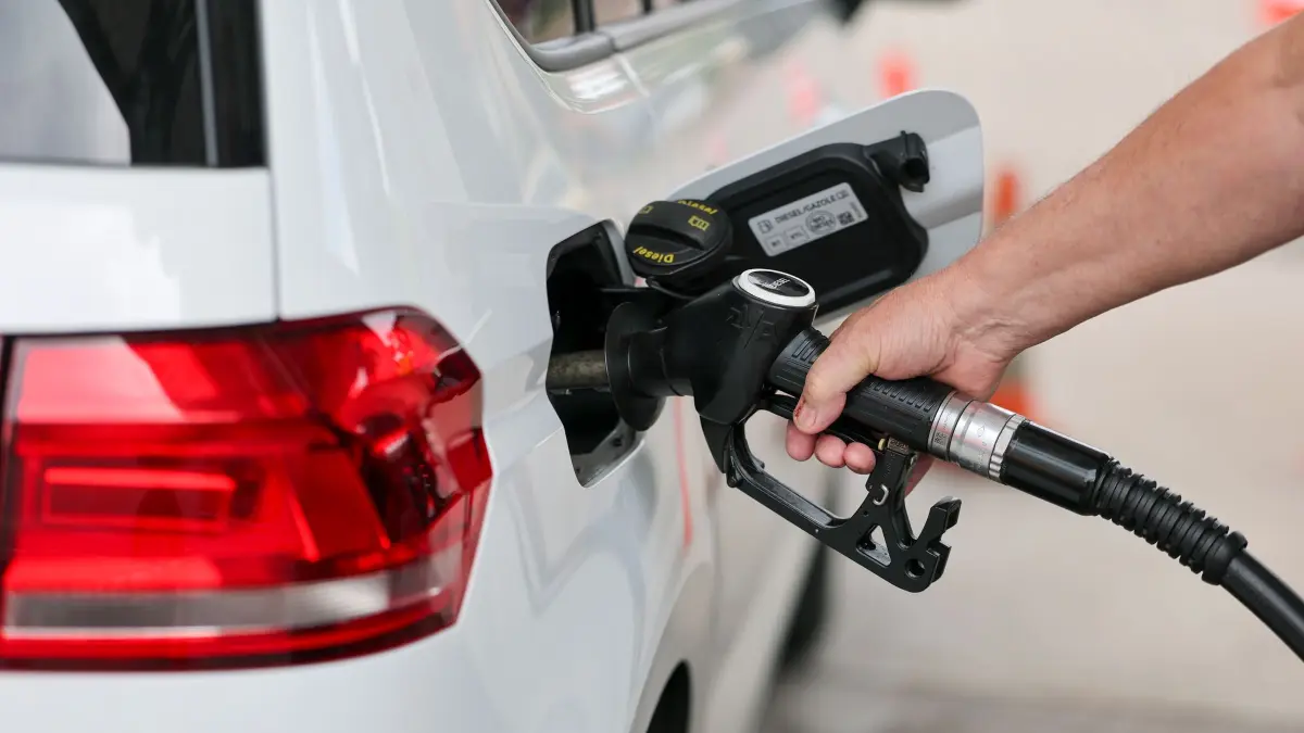 Spritpreise: Ein Mann betankt einen VW Touran mit Diesel an einer Tankstelle in Eisleben. Autofahren müssen gerade für Diesel und Benzin viel zahlen. (zu dpa: «Weg für neuen Tankrabatt frei - Drei Monate Entlastung»)
