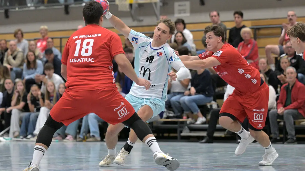 TSV Neuhausen/Fildern vs. HBW Balingen/Weilstetten II, Handball, 3.Liga Sued, 05.Ligaspieltag, Saison 2026/2027, 25.09.2026: Lars Baensch (HBW Balingen/Weilstetten II, #18) am Ball im Zweikampf mit Artur Usatiuc (TSV Neuhausen/Fildern, #18) und Glenn Baumann (TSV Neuhausen/Fildern, #24)
TSV Neuhausen/Fildern vs. HBW Balingen/Weilstetten II, Handball, 3.Liga Sued, 05.Ligaspieltag, Saison 2026/2027, 25.09.2026
Foto: Eibner-Pressefoto/Tobias Baur