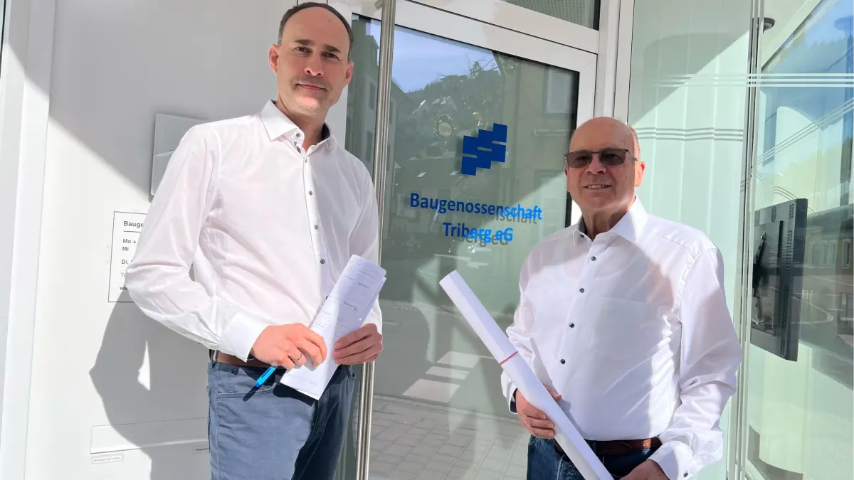 Andreas Weisser, rechts und Rolf Gehringer, stehen an der Spitze der Baugenossenschaft in Triberg. Sie wollen ihren Mietern auch künftig bezahlbaren Wohnraum und warme Stuben ermöglichen und erzählen, wie das geht.