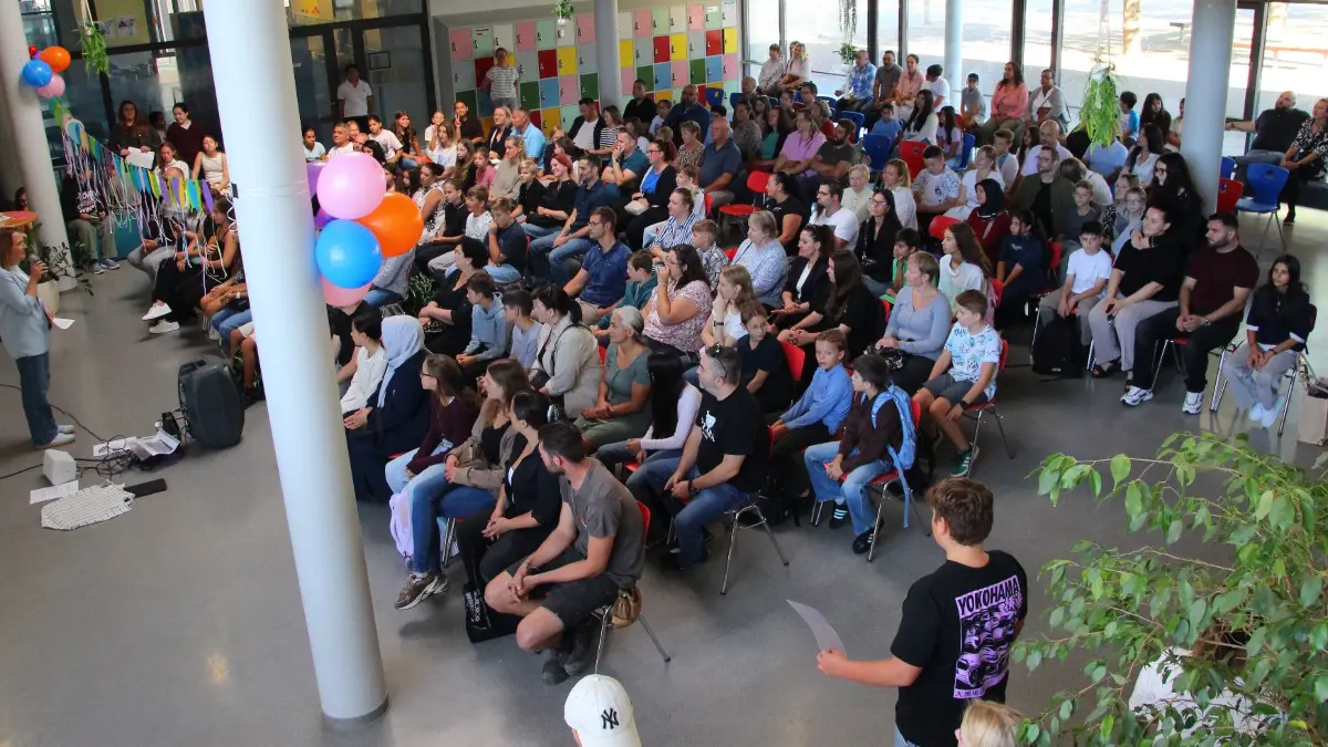 Die Aula der Mathias-von-Neuenburg-Schule war bei der „Einschulung“ der Fünftklässler gut gefüllt.