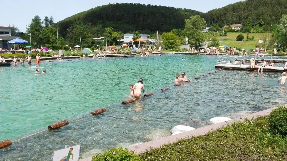Die Abkühlung im Naturbad in Tailfingen wurde in diesem Sommer gerne genutzt.