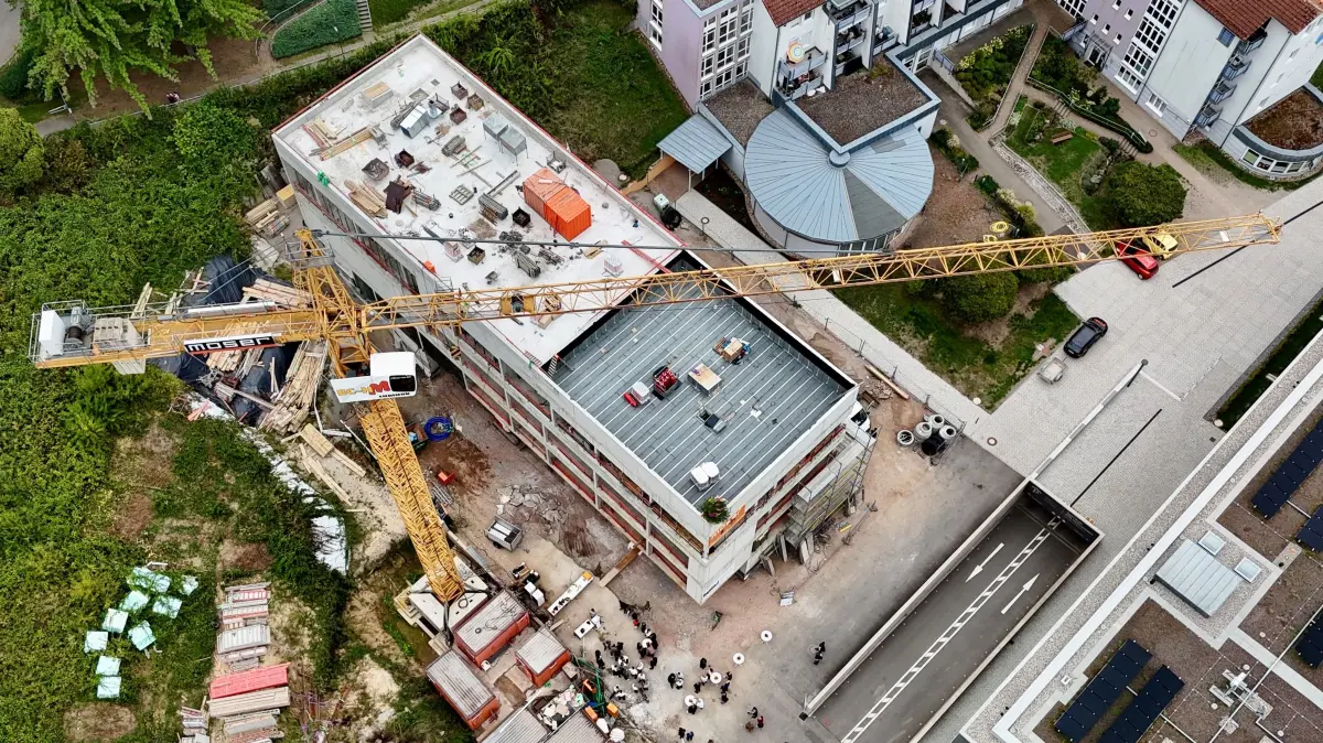 Blick auf die neue Integrierte Leitstelle Ortenau in Gengenbach: Der Rohbau ist weitgehend fertiggestellt. In dem Gebäude werden künftig die Leitstelle sowie das Amt für Brand- und Katastrophenschutz unter einem Dach zusammenarbeiten.