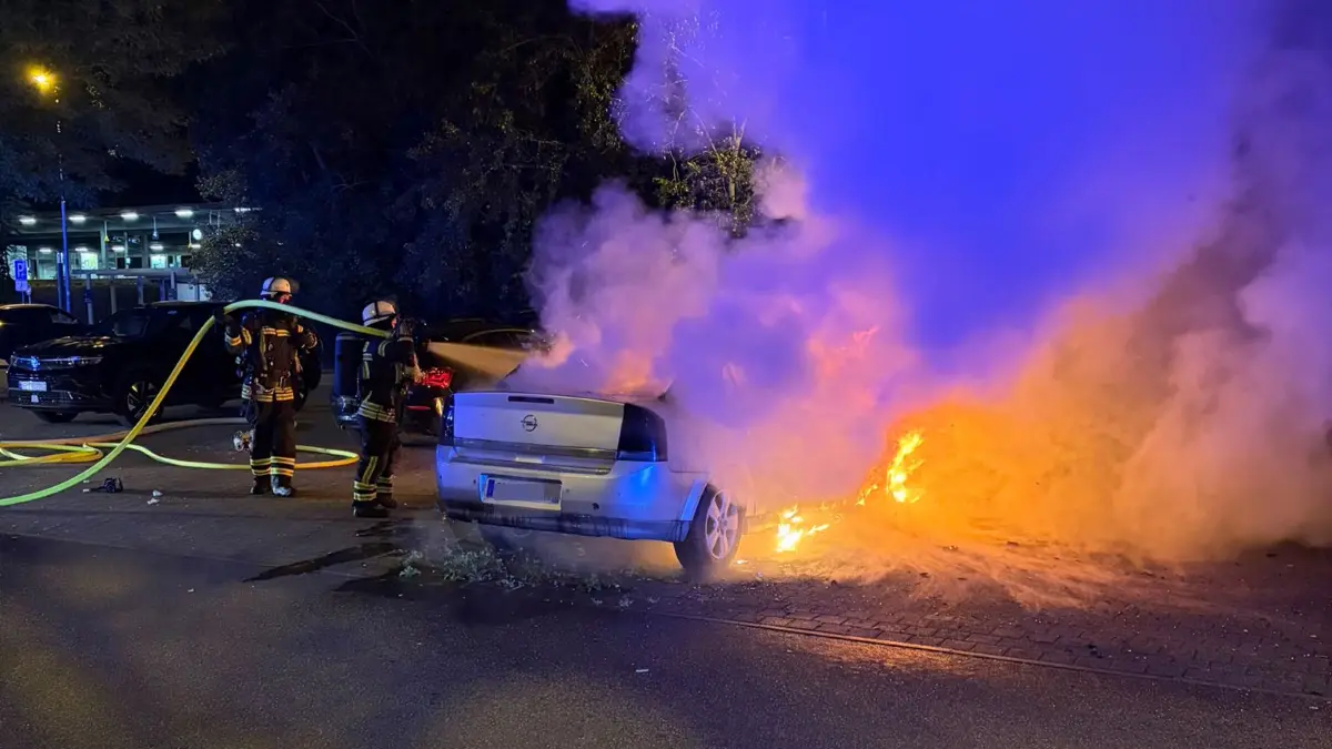 Das Auto brannte trotz der Löscharbeiten völlig aus.