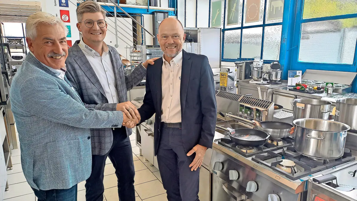Erfolgstrio: Geschäftsinhaber Harald Franz (links) und Juniorchef Dennis Franz (Bildmitte) beglückwünschen Jens Johannisson zum 25-jährigen Betriebsjubiläum bei Franz Großküchentechnik in Donaueschingen.