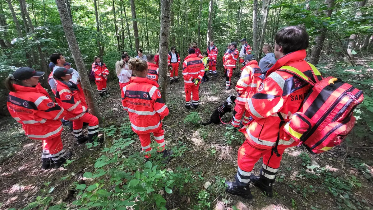 Bereit für das unwegsame Dickicht: Wenn jede Minute zählt, rücken die Teams der Horber Rettungshundestaffel aus. Vor dem Start im dichten Unterholz steht die genaue Abstimmung und Lagebesprechung im Fokus.