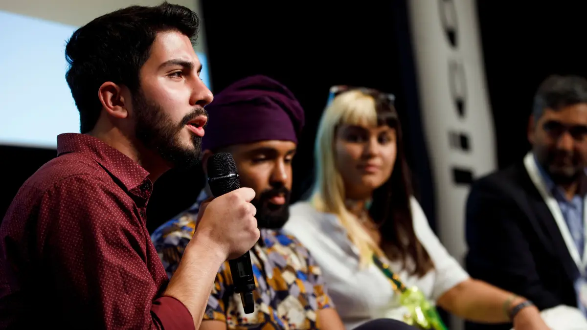 Der Aktivist und Autor Ali Can – hier bei einer Diskussion auf der "Republica" - gibt im Rahmen der Interkulturellen Woche einen Workshop und eine Lesung.