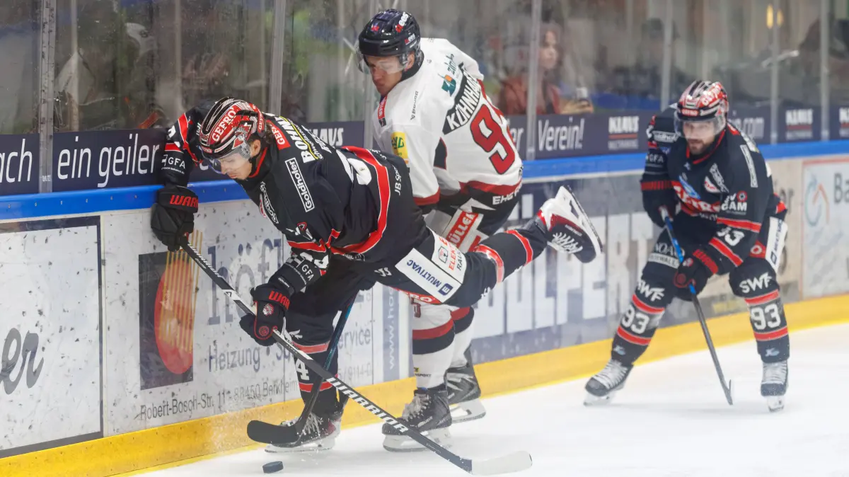 Eishockey, Herren, DEL2, ECDC Memmingen Indians vs. EHC Freiburg : Joshua Rust (94, ECDC Memmingen Indians) und Kilian Kühnhauser (95, EHC Freiburg): Joshua Rust 94, ECDC Memmingen Indians und Kilian Kühnhauser 95, EHC Freiburg beim Spiel zwischen ECDC Memmingen Indians v EHC Freiburg, Eishockey, Herren, DEL2, 2026/2027, 3.Spieltag am 25.09.2026 in Memmingen, Kutter Arena. Bayern Deutschland *** Joshua Rust 94, ECDC Memmingen Indians, and Kilian Kühnhauser 95, EHC Freiburg, during the game between the ECDC Memmingen Indians and EHC Freiburg, ice hockey, mens, DEL2, 20262027, Matchday 3 on September 25, 2026, in Memmingen, Kutter Arena, Bavaria, Germany