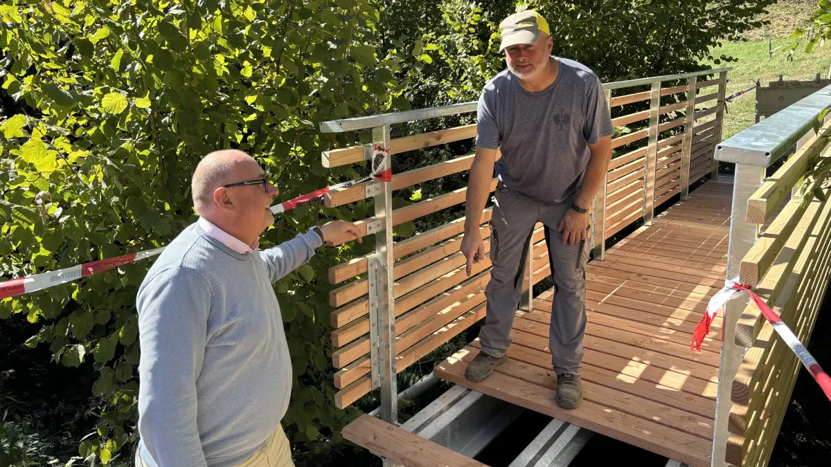 Bürgermeister Frank-Michael Littwin lässt sich von Bauhof-Mitarbeiter Peter Schneider die Konstruktion der neuen Fußgängerbrücke über den Haselbach erklären.