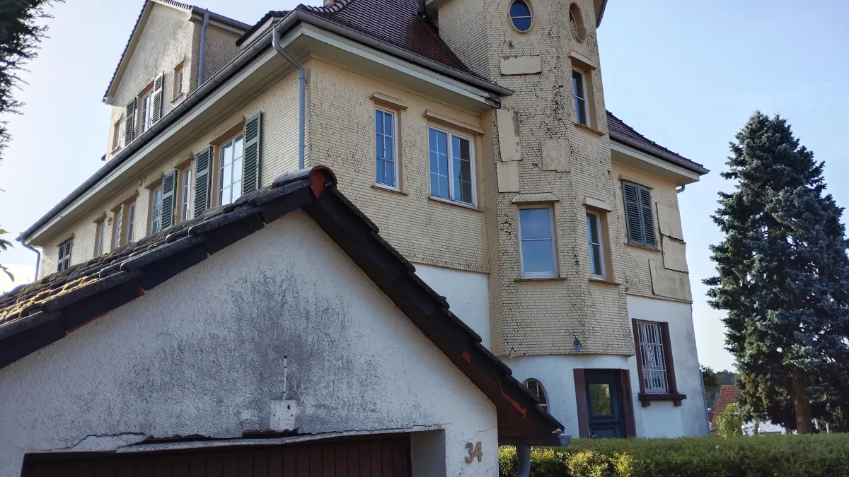 Das alte Pfarrhaus in Langenbrand hat schon bessere Tage gehabt.