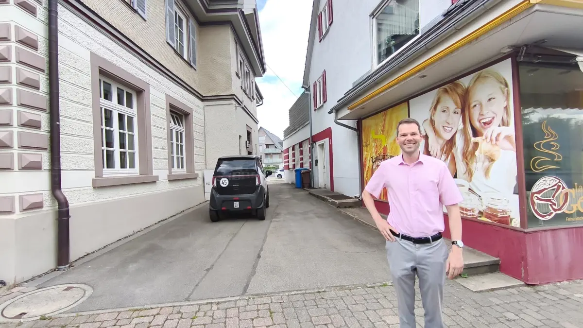 Das Gebäude der ehemaligen Bäckerei Geiger (rechts) gehört der Gemeinde. Bürgermeister Marcus Türk freut sich über das Mehr an Platz für die Verwaltung.
