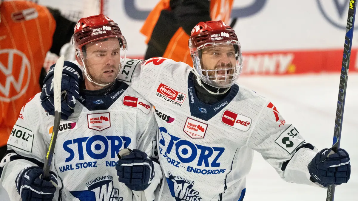 Eric Cornel (Nr. 18 Schwenninger Wild Wings) und Sebastian Uvira (Nr. 93 Schwenninger Wild Wings) nach dem 1:2
GER, Grizzlys Wolfsburg gegen Schwenninger Wild Wings, Eishockey, Penny DEL, Woche 3, Spielzeit 2026/27, 25.09.2026
Foto: Eibner/Daniel REINELT