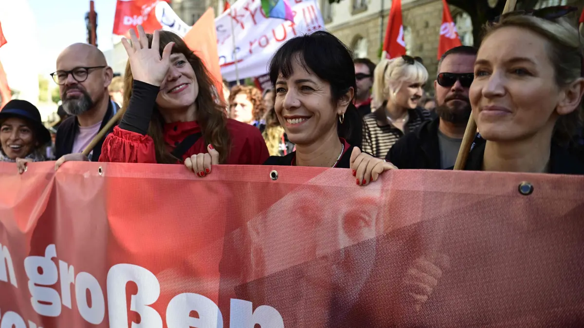 GERMANY-POLITICS-DEMO-UNIONS: Co-chair of Berlin's Left Party Kerstin Wolter-Ehling (C) and top candidate of the left-wing Die Linke (The Left) party Elif Eralp (2nd R) attend a protest against health insurance and pension reforms organised by the German Trade Union Confederation (DGB) in Berlin on September 26, 2026. (Photo by John MACDOUGALL / AFP)
