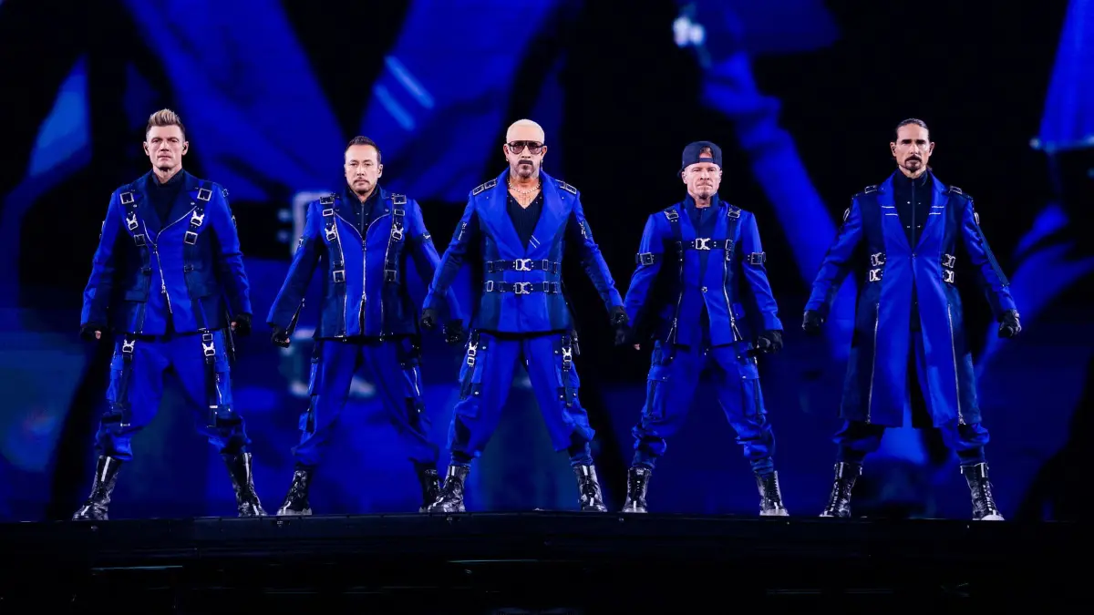 Backstreet Boys starten Konzertserie: Die US-amerikanische Boygroup Backstreet Boys (Nick Carter, Howie Dorough, AJ Mclean Brian Littrell und Kevin Richardson) stehen beim Auftakt ihrer Konzertserie „Into The Millennium“ in der Merkur Spiel-Arena auf der Bühne. Unter dem Titel „Homecoming: Live in Germany“ sind zehn Konzerte in der nordrhein-westfälischen Landeshauptstadt geplant - die einzigen Konzerte in Europa in diesem Jahr. (zu dpa: «Auf Hoverboards in die 90er - Backstreet Boys in Düsseldorf»)