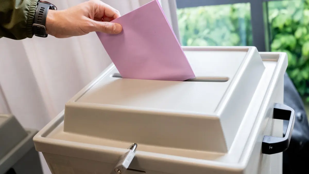 Kommunalwahl in Niedersachsen: Ein Wähler wirft in einem Wahllokal, das in einer Grundschule untergebracht ist, seinen Stimmzettel für die Kommunalwahl in eine Wahlurne. (zu dpa: «Stichwahlen entscheiden über Bürgermeister und Landräte»)
