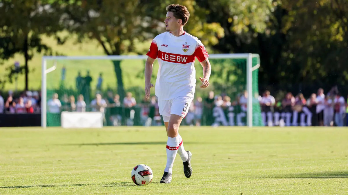 Fußball VfB Stuttgart vs. 1. FC Heidenheim: BAU // 2026.09.25, Deutschland, Weinstadt Fußball VfB Stuttgart vs. 1. FC Heidenheim, Ramon Hendriks (VfB)