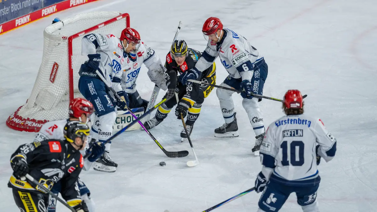 Kampf vor dem Tor von Joacim Eriksson (Schwenninger Wild Wings, #60), Luca Hauf (Krefeld Pinguine, #85) und Arkadiusz Dziambor (Schwenninger Wild Wings, #16) stechen nach dem Puck, Alex Peters (Schwenninger Wild Wings, #06)
Krefeld Pinguine vs. Schwenninger Wild Wings, Eishockey, PENNY DEL, 4. Spieltag, Spielzeit 2026/2027, 27.09.2026
Foto: Eibner-Pressefoto/Lukas Baldyga