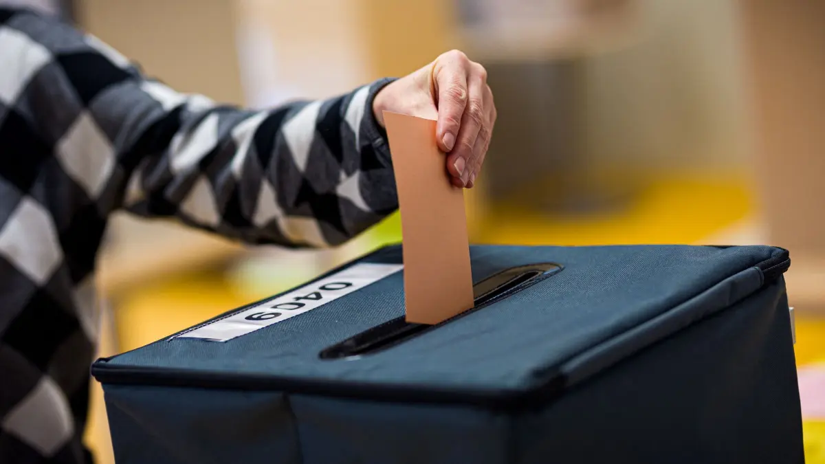 Stichwahlen bei den Kommunalwahlen in Niedersachsen: 27.09.2026, Niedersachsen, Hannover: Eine Wählerin wirft in einem Wahllokal seinen Stimmzettel für die Stichwahl bei der Kommunalwahl in eine Wahlurne. In Niedersachsen finden heute Stichwahlen bei den Kommunalwahlen statt. Foto: Moritz Frankenberg/dpa +++ dpa-Bildfunk +++