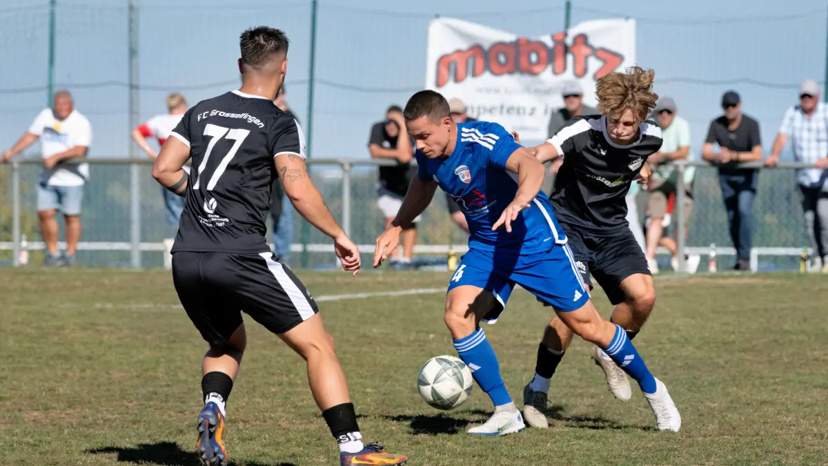 FC Grosselfingen - SGM Gruol/Erlaheim I, Fußball Bezirksliga Schwarzwald/Zollern: Kevin Bosch (SGM Gruol/Erlaheim I) setzt sich durch- Links Vincenzo Laurato (FC Grosselfingen)
FC Grosselfingen - SGM Gruol/Erlaheim I. Grosselfingen, Baden-Württemberg, Deutschland, 27.09.2026. Fußball, Bezirksliga Schwarzwald/Zollern, Saison 2026/2027. Punktspiel der Herren. For editorial use only. Foto: Eibner-Pressefoto/Eky Eibner.