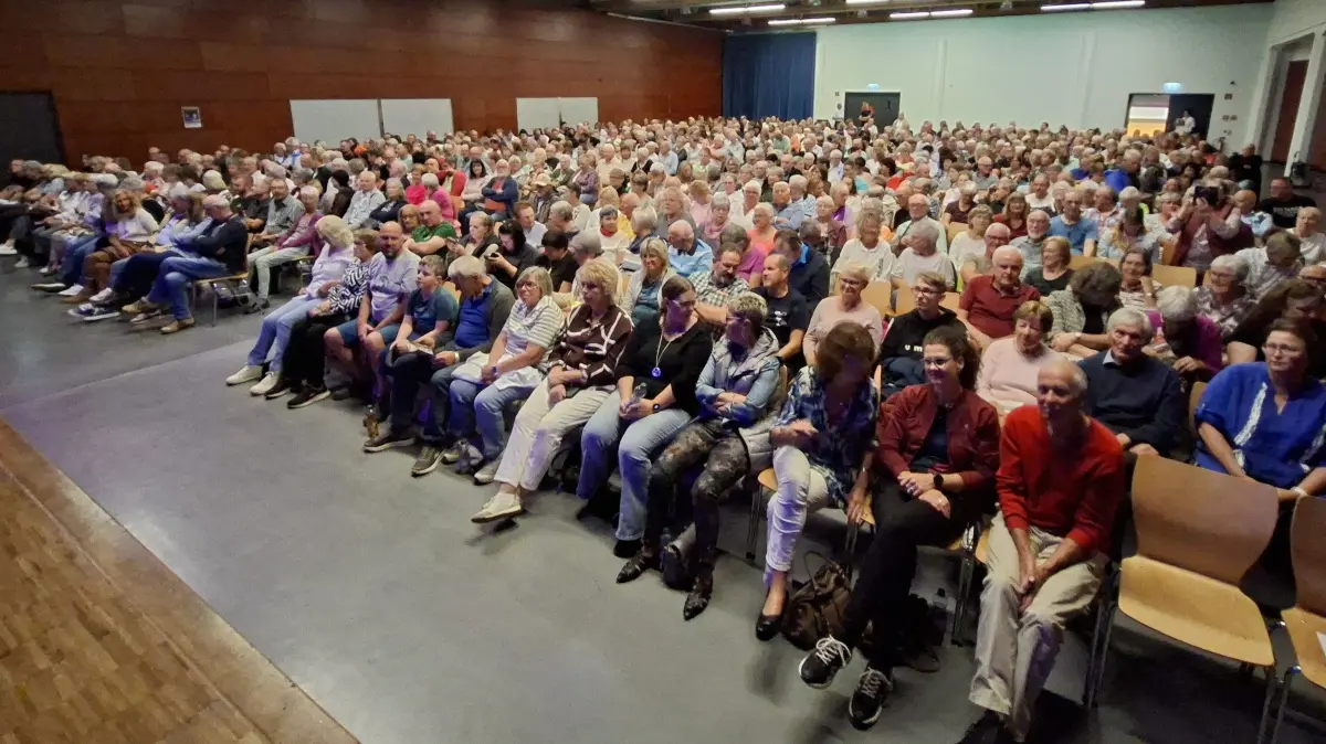 Mit 800 Besuchern war die Stadthalle im Backsteinbau in Sulz beim Gastspiel von "Hillu's Herzdropfa" ausverkauft.