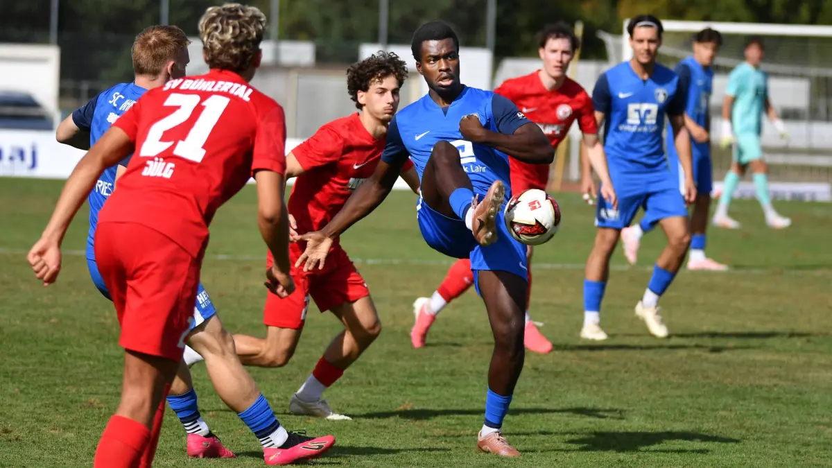 Der SC Lahr (hier ist Daniel Monga gegen Bühlertal am Ball) siegte in Kuppenheim mit 2:1.