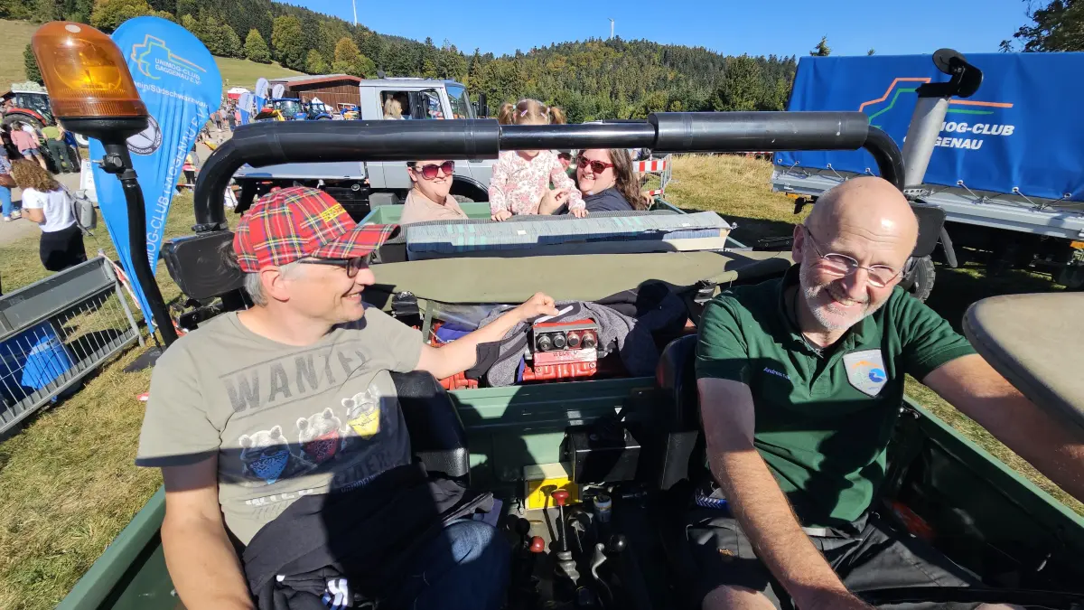 Gute Laune beim stellvertretenden Ortsvorsteher und Unimogfreund Andreas Falk, rechts, bei den Rundfahrten für einen guten Zweck.