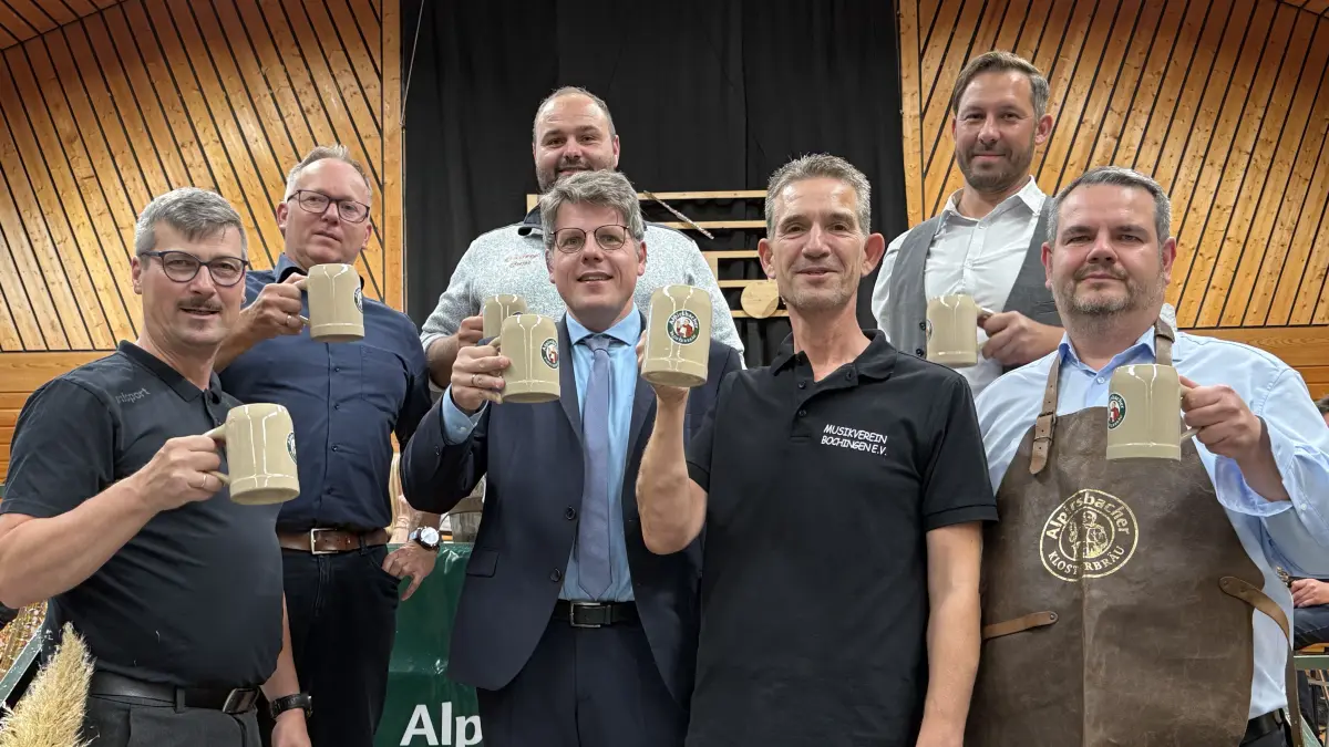 Ein Prosit auf Blasmusik und Geselligkeit: Bürgermeister Matthias Winter (Mitte) und Ortsvorsteher Thorsten Ade (rechts) stoßen mit dem Vorsitzenden des Musikverein Bochingen, Michael Lehmann und Vertretern des Bochinger Vereinsrings auf den Jubilar an.