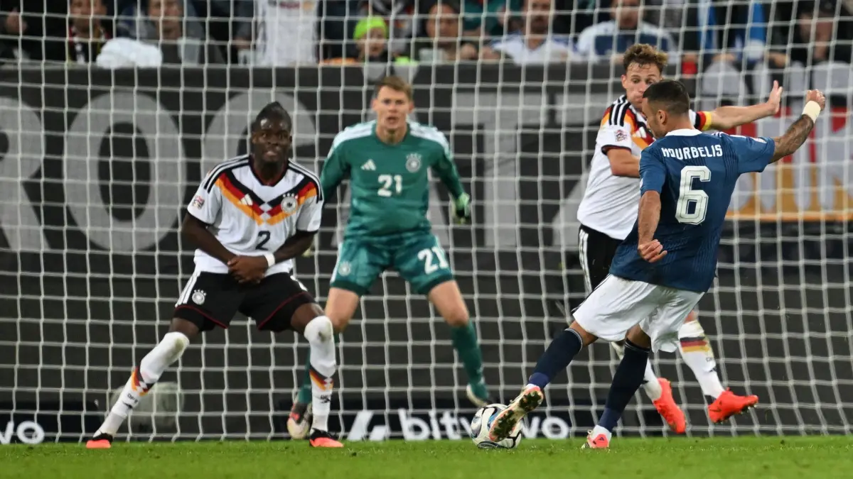Deutschland - Griechenland: 27.09.2026, Bayern, Augsburg: Fußball, Männer, Nations League A, Deutschland - Griechenland, Gruppe 2, Spieltag 2, WWK Arena, Dimitris Kourbelis (Griechenland, r) erzielt das Tor zum 0:1. Foto: Sven Hoppe/dpa - WICHTIGER HINWEIS: Gemäß den Vorgaben der Bundesliga bzw. des DFB Deutscher Fußball-Bund ist es untersagt, in dem Stadion und/oder vom Spiel angefertigte Fotoaufnahmen in Form von Sequenzbildern und/oder videoähnlichen Fotostrecken zu verwerten bzw. verwerten zu lassen. +++ dpa-Bildfunk +++