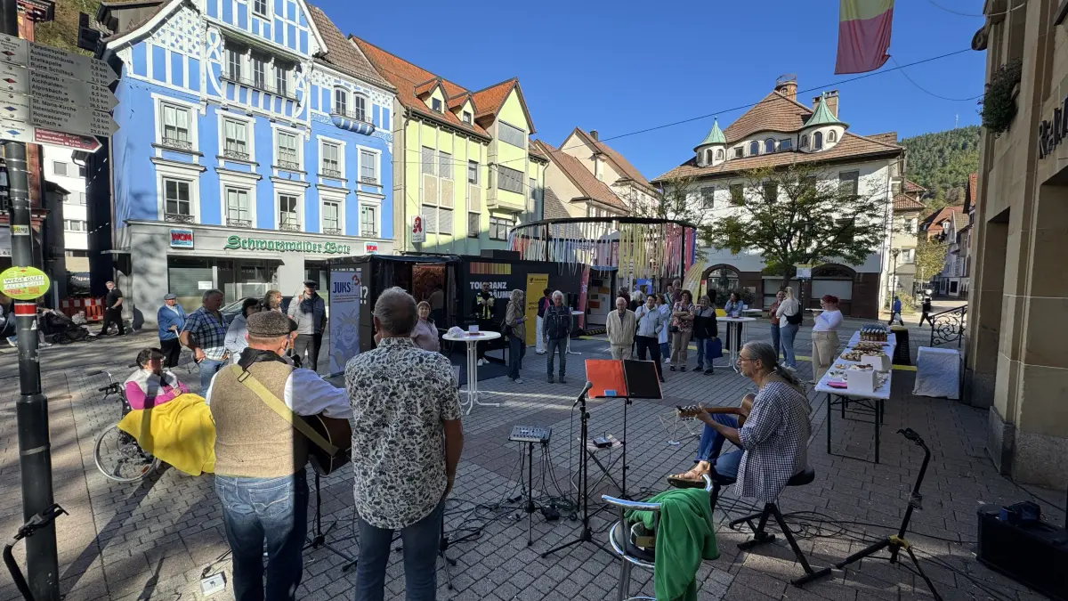 Zwischen Rathaus und Wochenmarkt: Glen Hill aus Tennenbronn spielt zur Eröffnung des ToleranzRaums.