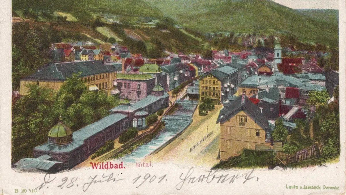 Die 1901 gelaufene, von „Herbert“ unterschriebene Postkarte aus der Sammlung von Götz Bechtle zeigt die Trinkhalle, an die sich in den Kurpark hinein überdachte Kolonnaden anschlossen, an denen Händler zum Einkauf einluden.