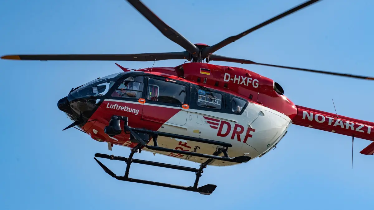 Rettungshubschrauber: Der Rettungshubschrauber vom Typ H145 mit der Kennung D-HXFG der Deutschen Rettungsflugwacht (DRF) fliegt über der Greifswalder DRF-Station. (zu dpa: «Schwerer Unfall: Junge Autofahrerin übersieht Motorrad»)