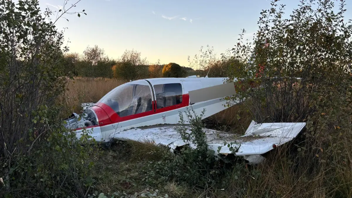 Am Flugplatz Winzeln ist am frühen Freitagabend ein Kleinflugzeug abgestürzt.