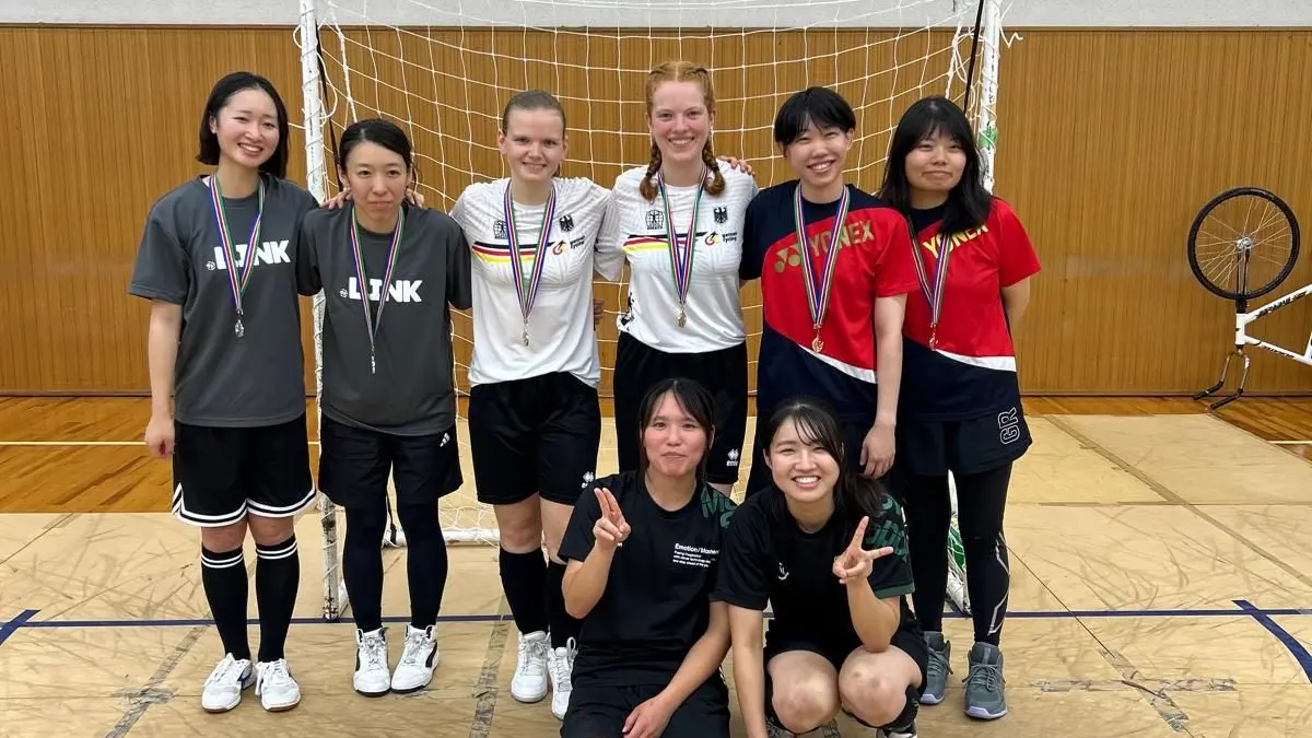 Die Teilnehmerinnen am Japan-Cup der Frauen 2026 (im weißen Trikot links Verena Volk, rechts Ariane Fink)