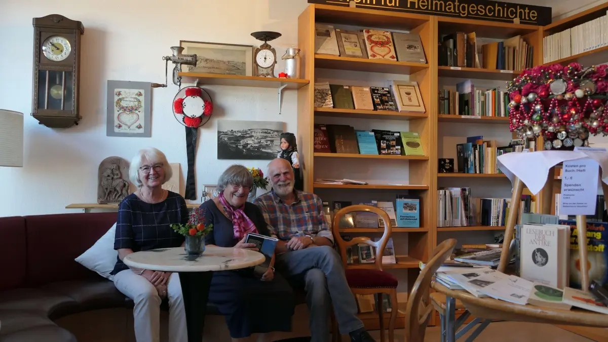 Ursula Winkler, Alrun Ebting und Norbert Engesser gestalteten die Geschichtstruhe neu.