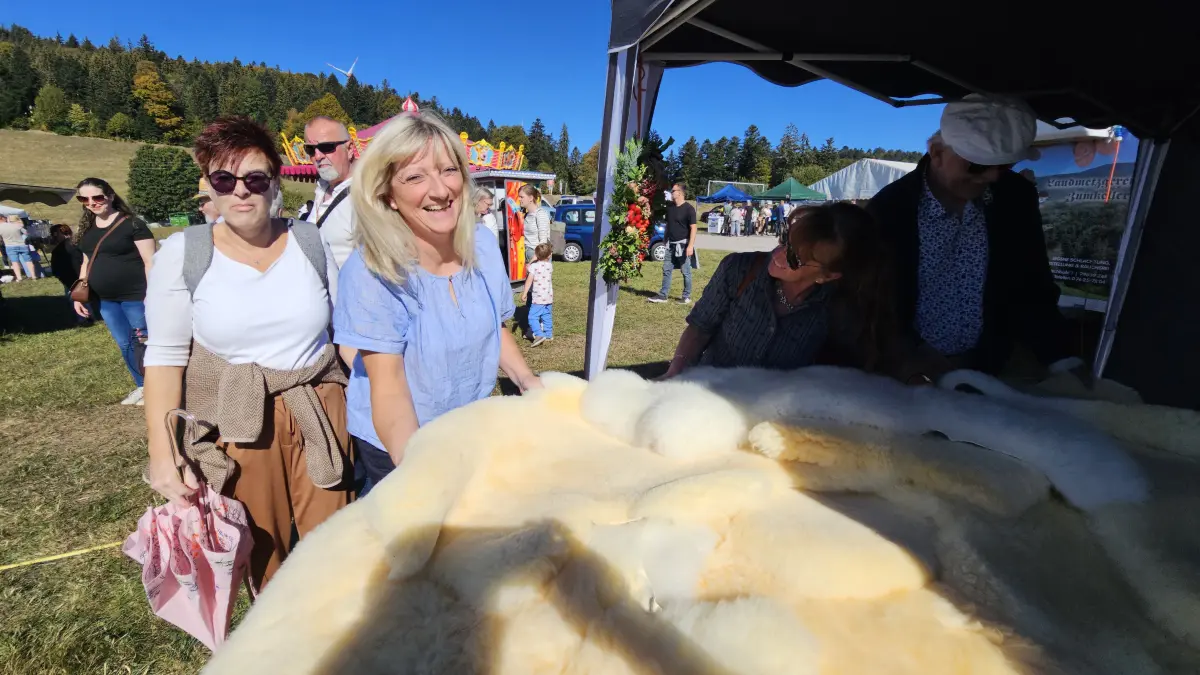 Gabi Hurter bietet ihre flauschigen Lammfelle auf dem Weidefest Gersbach an.
